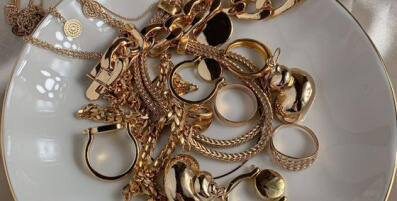 Goldener Schmuck auf Teller