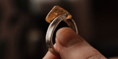 Silberner Ring mit Bernstein